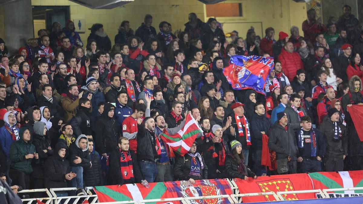 Aficionados de Osasuna animando durante un partido Real Sociedad-Osasuna.