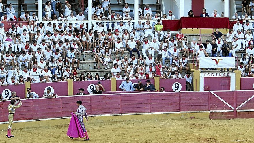 Gonzalo Caballero, a la izquierda, gesticula al palco advirtiendo que no va a matar al toro porque no es apto para la lidia por su defectuosa visión. | FOTO: MANUEL SAGÜÉS.