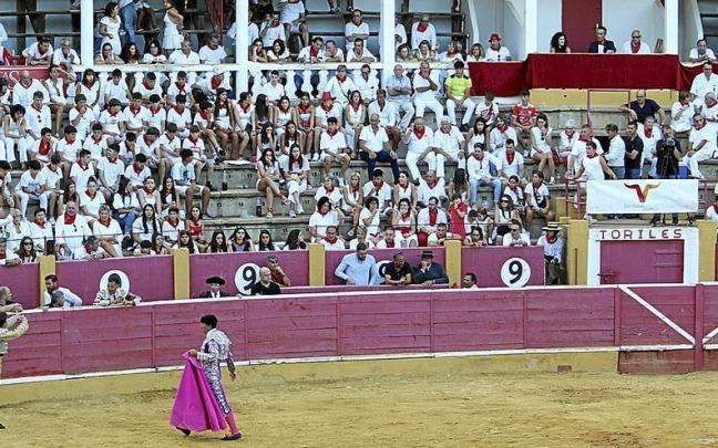 Gonzalo Caballero, a la izquierda, gesticula al palco advirtiendo que no va a matar al toro porque no es apto para la lidia por su defectuosa visión. | FOTO: MANUEL SAGÜÉS.