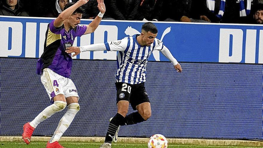 Rober defiende un balón ante Kike durante el Alavés-Valladolid del miércoles. | FOTO: IÑIGO FORONDA