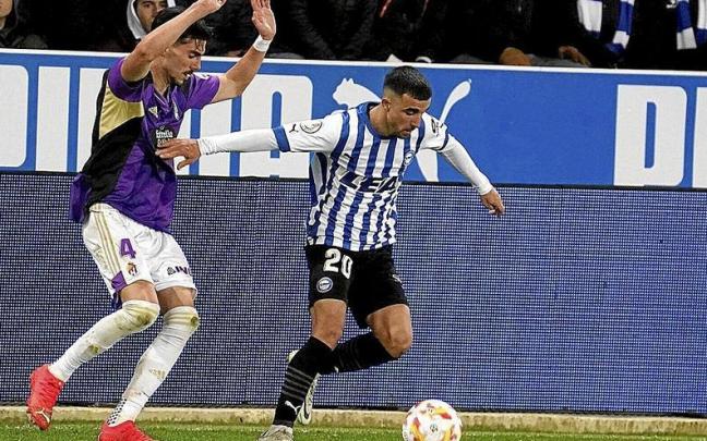 Rober defiende un balón ante Kike durante el Alavés-Valladolid del miércoles. | FOTO: IÑIGO FORONDA Rober defiende un balón ante Kike durante el Alavés-Valladolid del miércoles. | FOTO: IÑIGO FORONDA