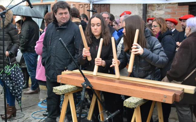Dos jóvenes tocan la txalaparta