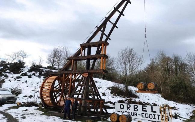 Anjel Mari Garmendia y su hija Izaro, junto a la grúa de la edad media