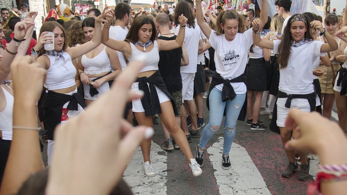 El ambiente festivo se apoderó de las calles de Leitza tras el cohete.