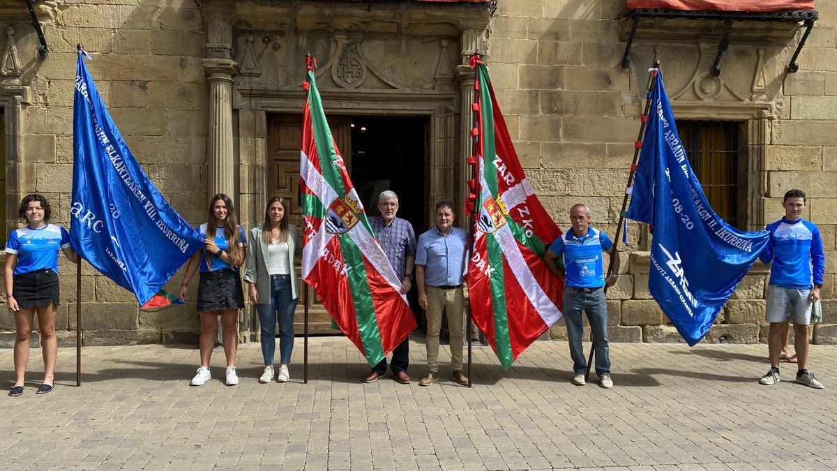 Representantes institucionales y deportivos, tras la presentación.