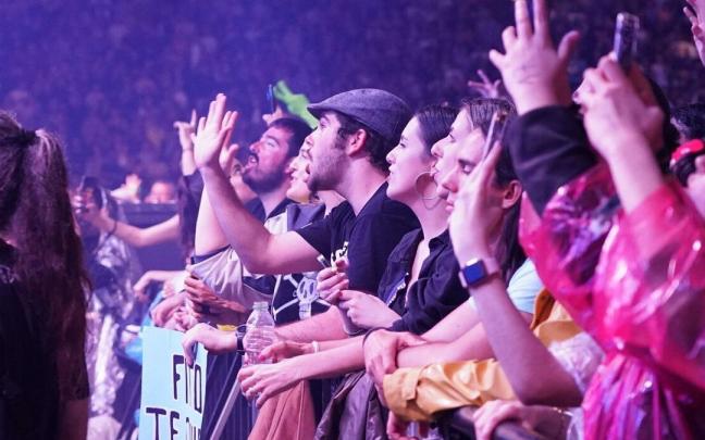 Euskadi acoger&aacute; multitud de conciertos durante este verano. En la imagen, p&uacute;blico entregado en el concierto de Fito en San Mam&eacute;s