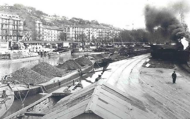 La ría en 1928 era un hervidero de actividad y almacenaje, como el carbón en gabarras porque era más barato. La ría en 1928 era un hervidero de actividad y almacenaje, como el carbón en gabarras porque era más barato.