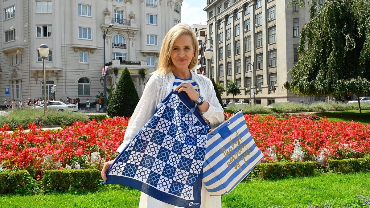 Miren González Mendialdua posa en la plaza Moyúa.