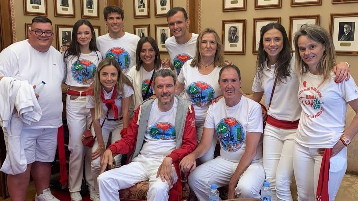 Las familias de Juan Carlos Unzué y Alberto Armendáriz 'Txapela', juntos en el día del cohete.