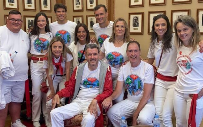 Las familias de Juan Carlos Unzué y Alberto Armendáriz 'Txapela', juntos en el día del cohete. Las familias de Juan Carlos Unzué y Alberto Armendáriz 'Txapela', juntos en el día del cohete.