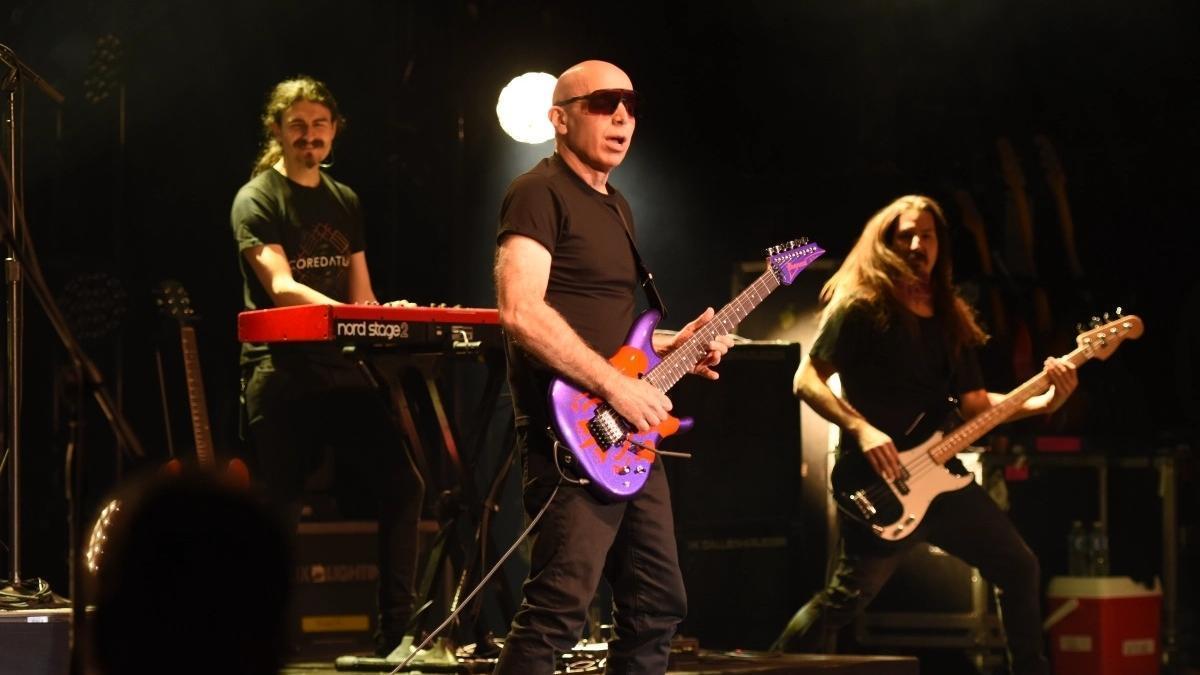 El virtuoso guitarrista de rock instrumental Joe Satriani