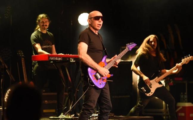 El virtuoso guitarrista de rock instrumental Joe Satriani