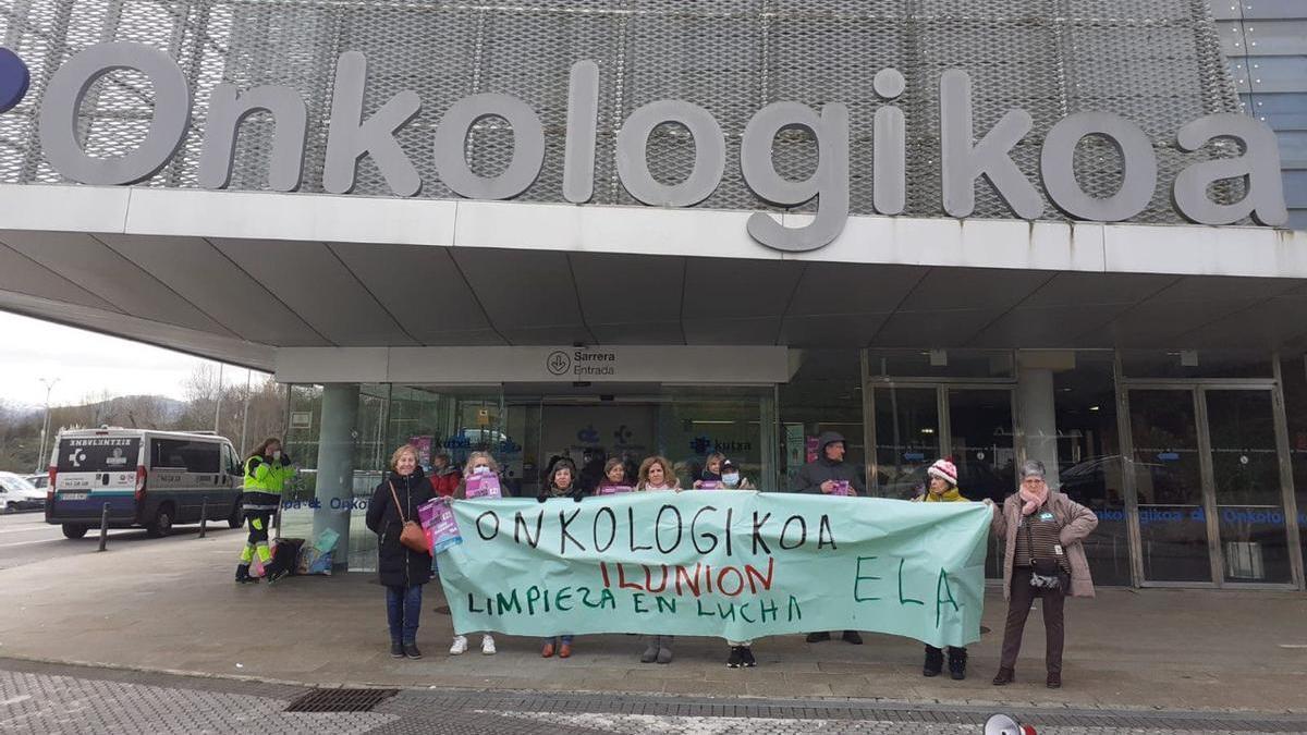 Concentración de las trabajadoras de la limpieza del Onkologikoa