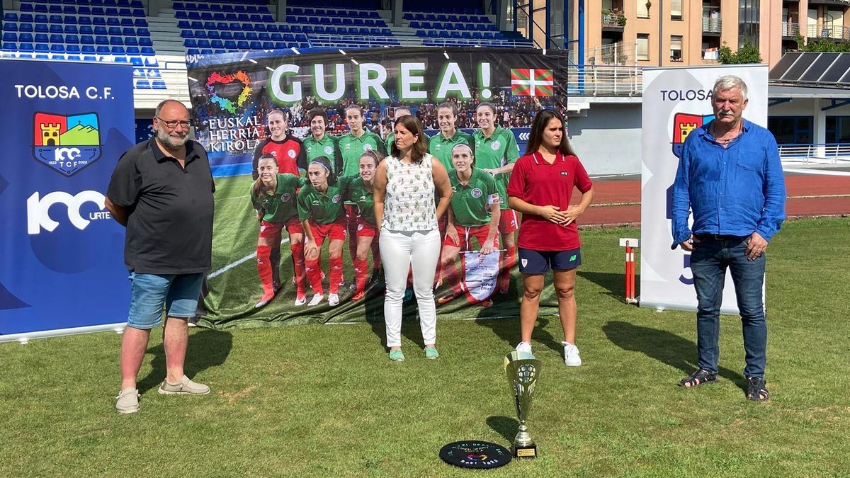 Presentación en el campo de Berazubi de Tolosa la XII edición de la Euskal Herria Kopa