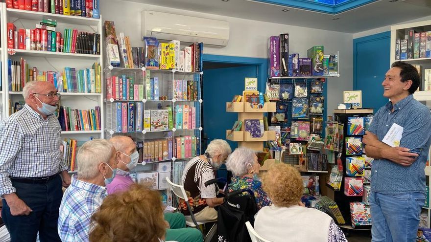 Los mayores de Albertia, en la librería Astrolibros con Carlos, cuando se juntan una vez al mes
