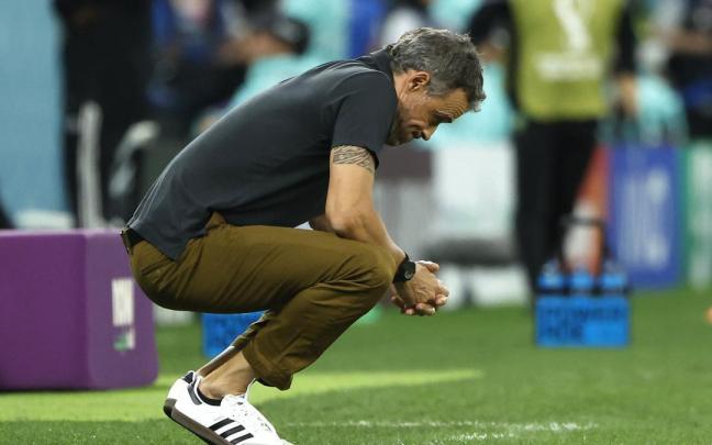 Luis Enrique se lamenta en el área técnica durante el partido contra Marruecos.