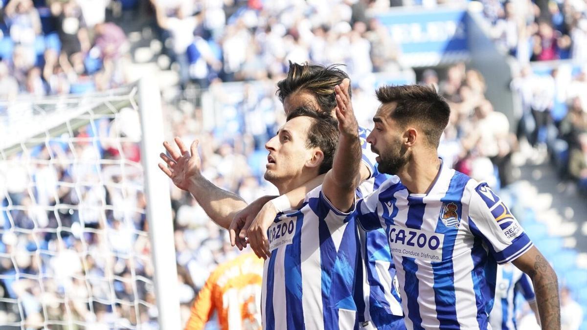 Oyarzabal celebra con Kubo y Brais su gol al Celta.