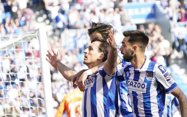 Oyarzabal celebra con Kubo y Brais su gol al Celta.