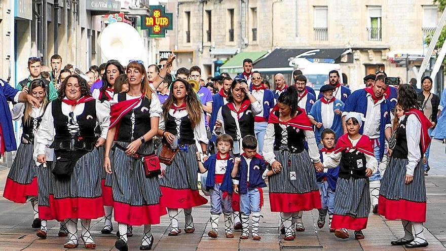 Una cuadrilla de blusas y neskas por la calle Postas durante las pasadas fiestas de La Blanca.