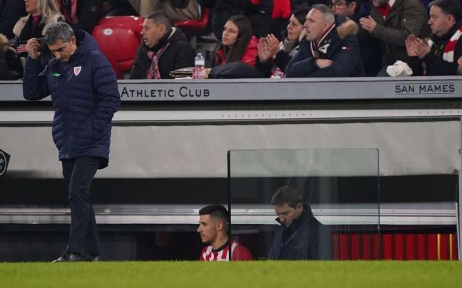 Yuri sigue el partido desde el túnel de vestuarios tras ser expulsado mientras un pensativo Valverde piensa cómo retocar el equipo al quedarse en inferioridad.