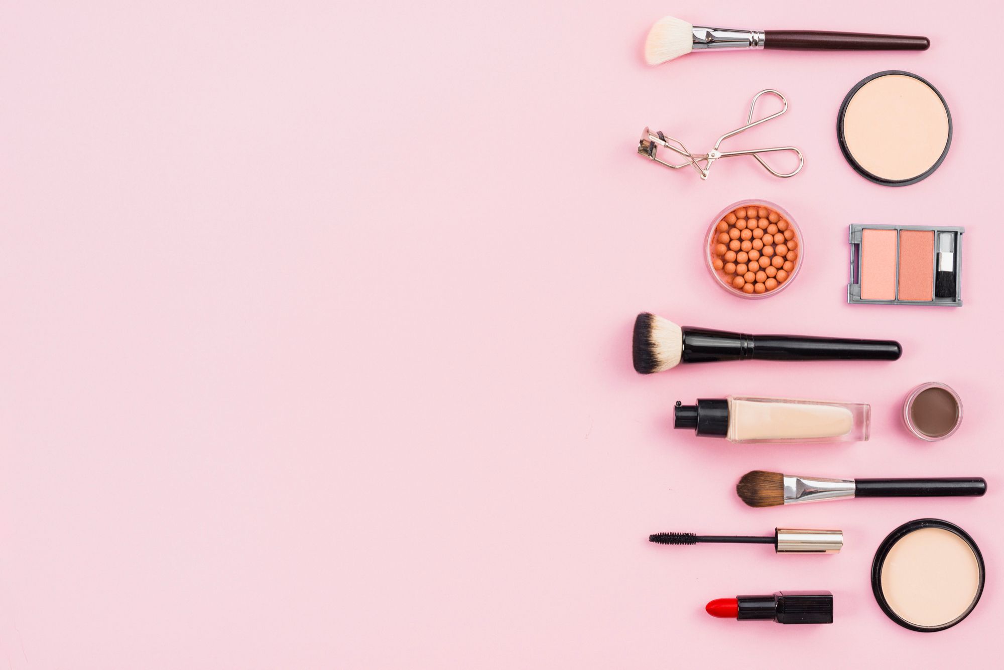 Distintos útiles y productos de maquillaje.