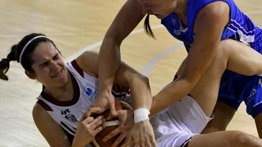 Itzi Ariztimuño trata de proteger el balón en el duelo contra el Sedis Bàsquet.