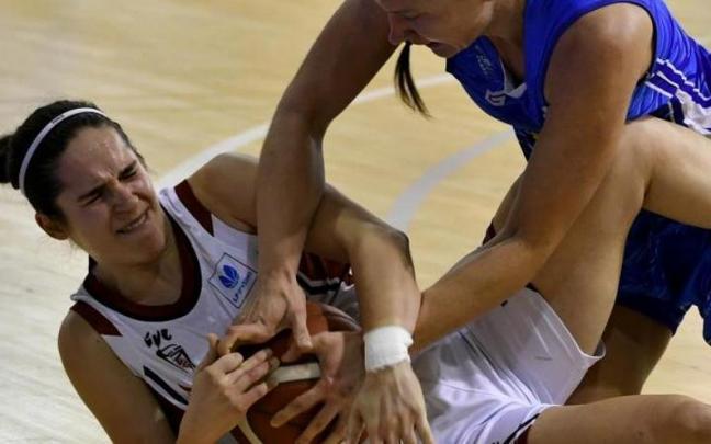 Itzi Ariztimuño trata de proteger el balón en el duelo contra el Sedis Bàsquet. Itzi Ariztimuño trata de proteger el balón en el duelo contra el Sedis Bàsquet.