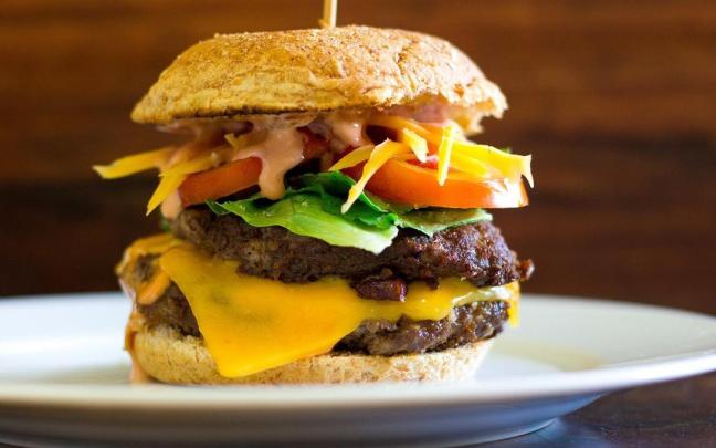 Siete locales de Bizkaia compiten por hacerse con el premio a la mejor hamburgesa