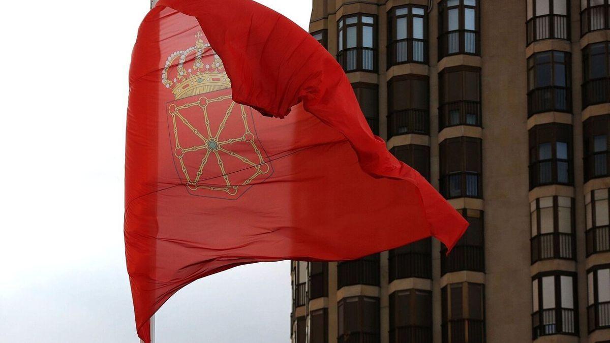 La bandera de Navarra, ondeando en la Plaza de los Fueros.