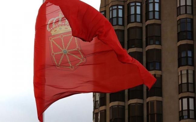 La bandera de Navarra, ondeando en la Plaza de los Fueros. La bandera de Navarra, ondeando en la Plaza de los Fueros.