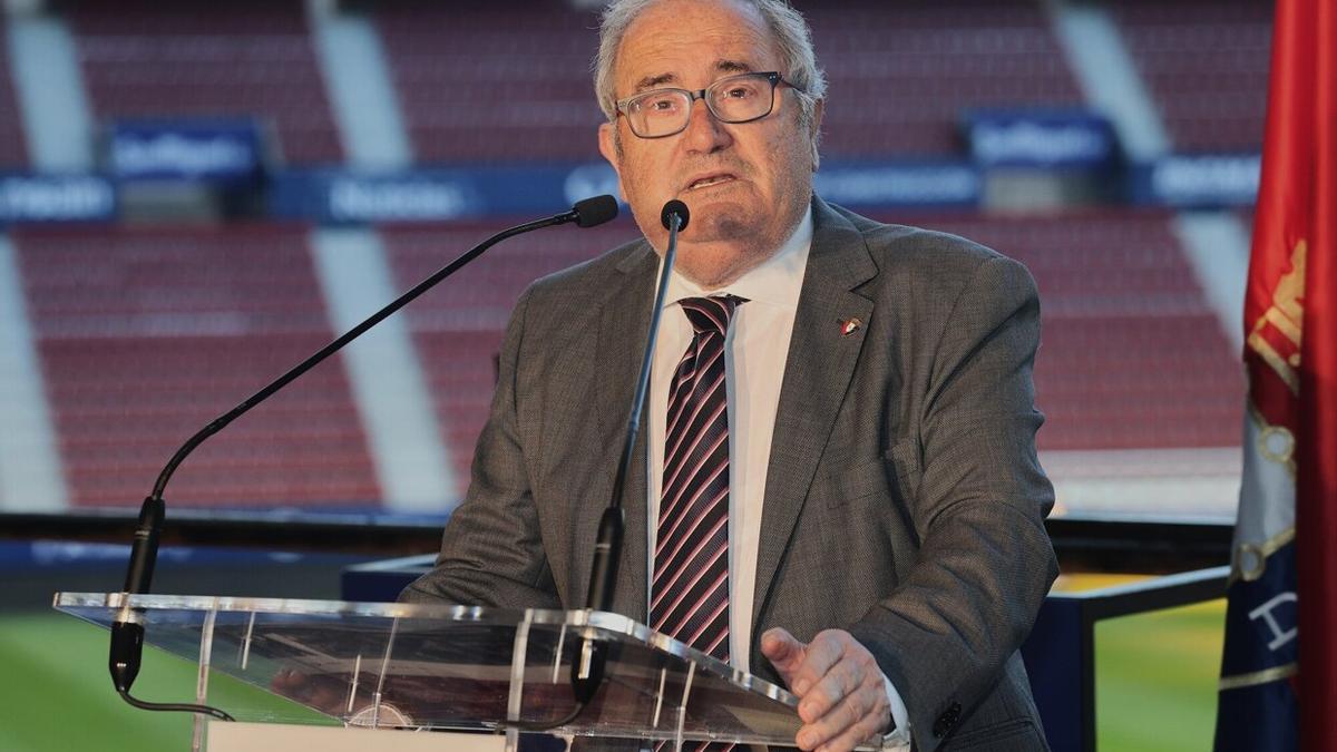 Luis Sabalza, en un atril en El Sadar.