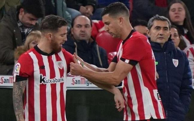 De Marcos pone el brazalete a Muniain tras salir desde el banquillo ante Osasuna.
