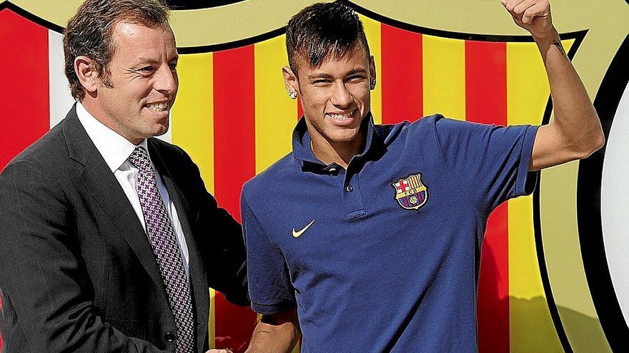 Neymar posa junto a Rosell en el día de su firma con el Barcelona. | FOTO: AFP