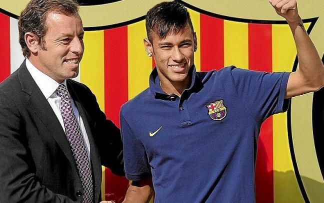 Neymar posa junto a Rosell en el día de su firma con el Barcelona. | FOTO: AFP Neymar posa junto a Rosell en el día de su firma con el Barcelona. | FOTO: AFP