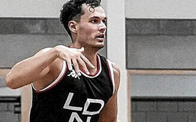 Van Oostrum bota el bal&oacute;n, durante un partido.