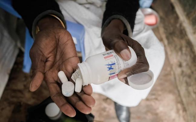 Una mujer toma medicamentos antirretrovirales.