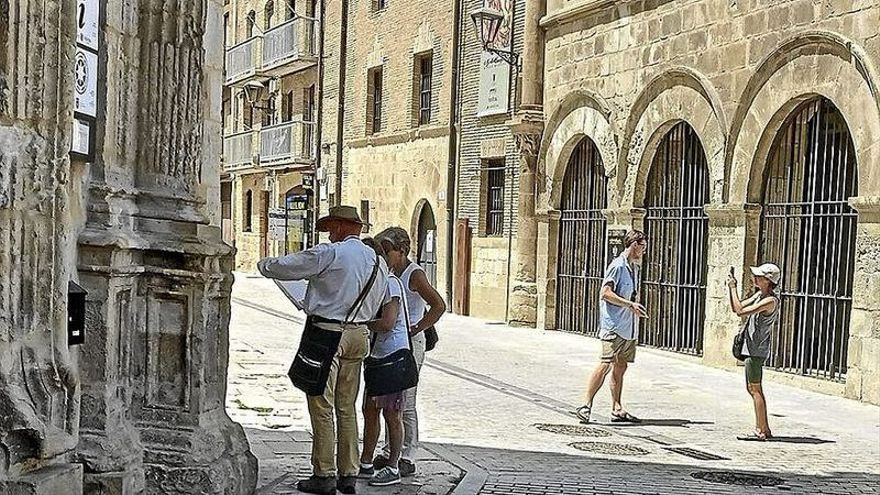 Turistas visitando este verano parte del barrio monumental de Estella-Lizarra.