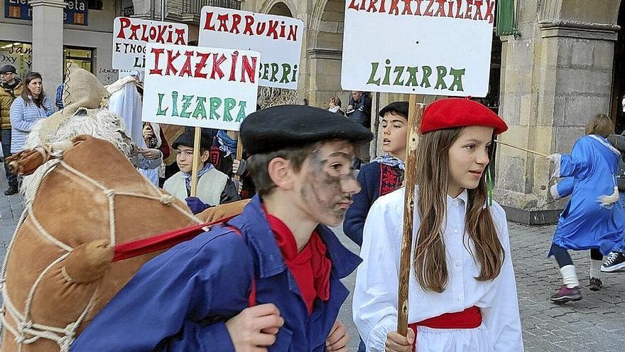 El carnaval de Lizarra Ikastola volvió a recorrer las calles de la ciudad del Ega
