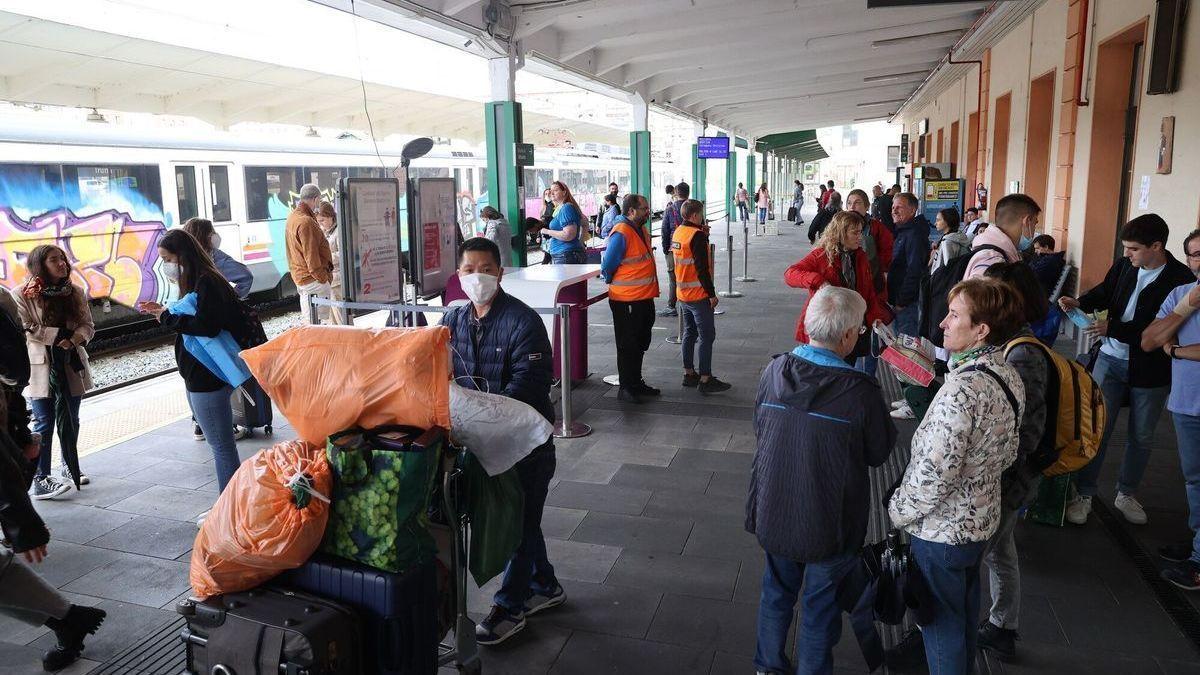 Varias personas, a punto de coger el tren con destino a Zaragoza del pasado sábado.