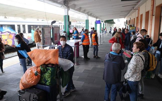 Varias personas, a punto de coger el tren con destino a Zaragoza del pasado sábado. Varias personas, a punto de coger el tren con destino a Zaragoza del pasado sábado.
