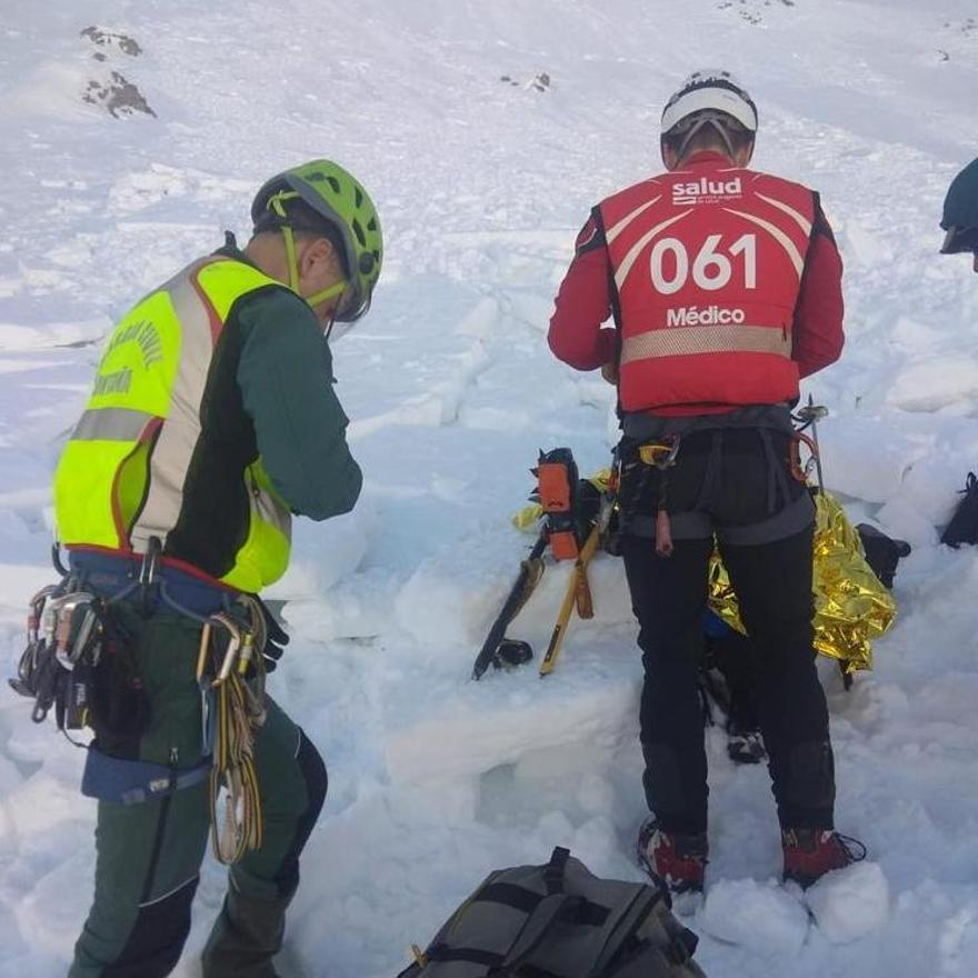Rescate del montañero accidentado en la Mesa de los Tres Reyes.