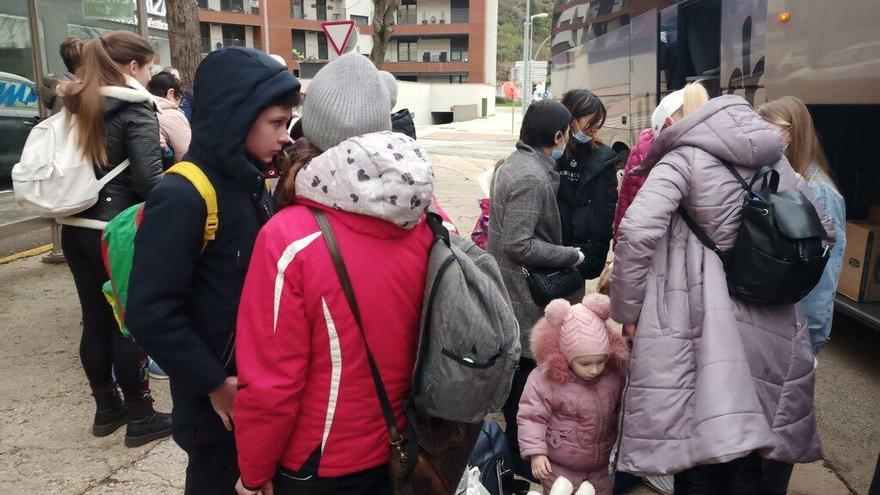 Imagen de la llegada a Estella de un autobús solidario con 21 refugiados ucranianos.