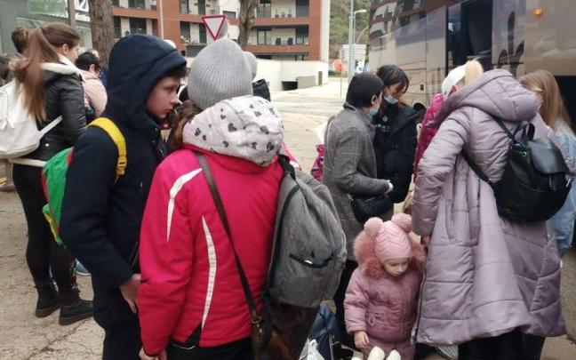 Imagen de la llegada a Estella de un autobús solidario con 21 refugiados ucranianos. Imagen de la llegada a Estella de un autobús solidario con 21 refugiados ucranianos.