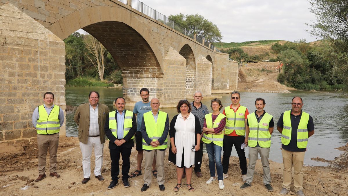 El consejero de Cohesión Territorial, Bernardo Ciriza; la alcaldesa de Mendigorria, Eunate López; el director del Servicio de Conservación, Pablo González; y representantes de la empresa adjudicataria, Diez y Compañ&iacu