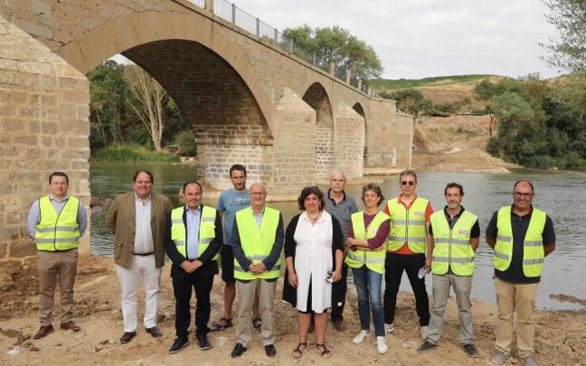 El consejero de Cohesión Territorial, Bernardo Ciriza; la alcaldesa de Mendigorria, Eunate López; el director del Servicio de Conservación, Pablo González; y representantes de la empresa adjudicataria, Diez y Compañ&iacu
