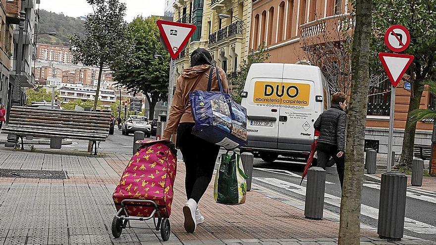 Emakumeak dira, bereziki, lan prekarioenetan lanean jarraitzen dutenak. | ARGAZKIA: PABLO VIÑAS