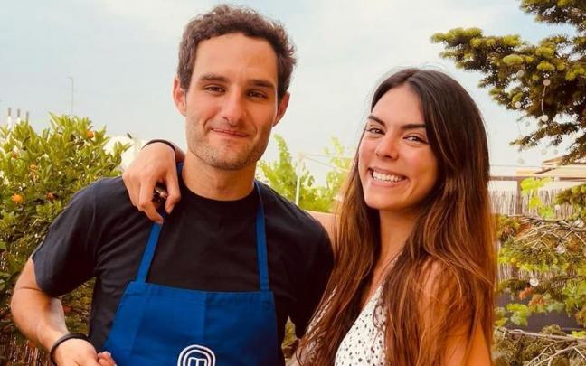Eduardo Rosa, con el delantal de 'MasterChef', y Beatriz &Aacute;lvarez-Guerra.