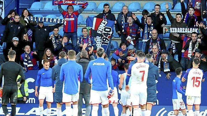 Los aficionados armeros desplazados a Ponferrada celebran con su equipo el triunfo de ayer. | FOTO: LALIGA