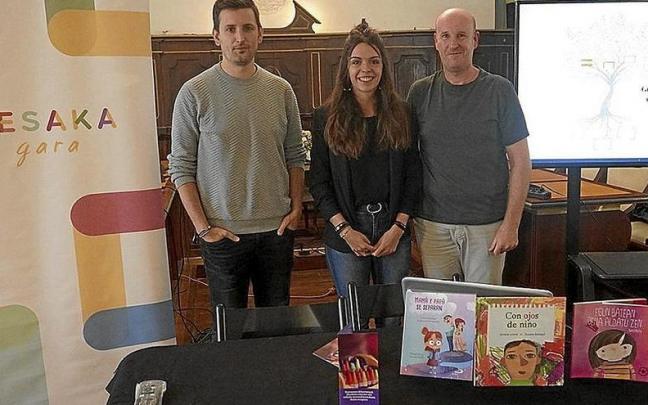 Irantzu Goienetxe, entre el alcalde Ladis Satrustegi y su tutor Fernando Trebol.