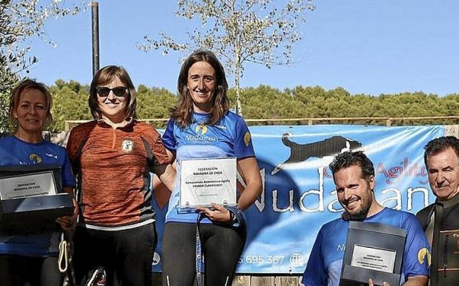 El pódium. De izquierda a derecha: Nuria Ramírez, Raquel La Ribera (juez de la prueba), Cristina Blue, Mikel Balentziaga y José Ángel Remírez (presidente de la FNC). | FOTOS: FNC El pódium. De izquierda a derecha: Nuria Ramírez, Raquel La Ribera (juez de la prueba), Cristina Blue, Mikel Balentziaga y José Ángel Remírez (presidente de la FNC). | FOTOS: FNC